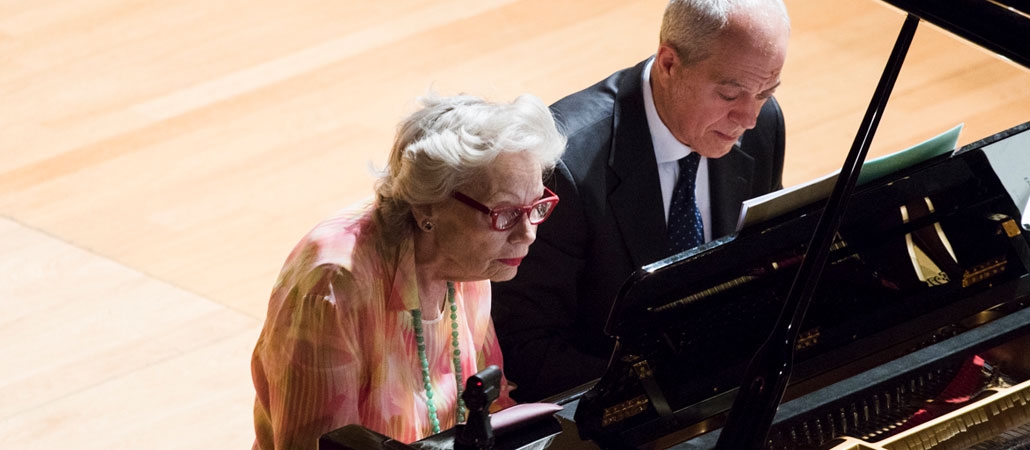 Festa per i felici 90 anni di Maureen Jones