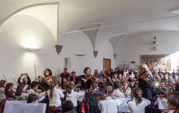 Ensemble in festa